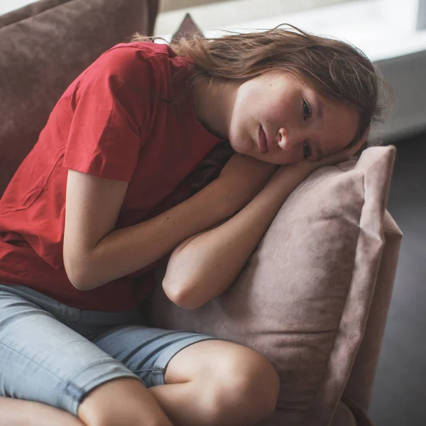 Sorgsen Tonåring Sitter Soffan Känner Sig Deprimerad Förolämpad Eller Ensam — Stockfoto