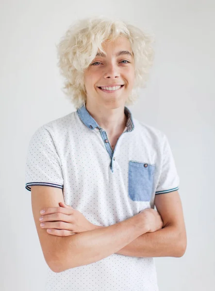 Retrato Del Joven Alegre Rubio Sonriendo Mirando Cámara Feliz Adolescente —  Fotos de Stock