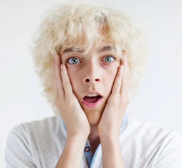 Retrato Sorprendido Asustado Joven Asustado Mirando Cámara Feliz Adolescente Estudio —  Fotos de Stock