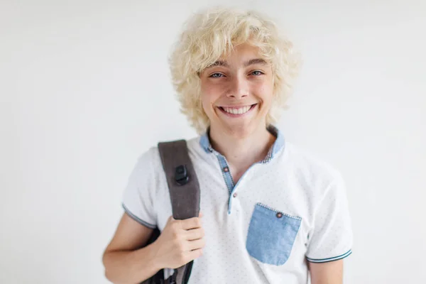 Kameraya Bakıp Gülümseyen Neşeli Sarışın Adamın Portresi Stüdyoda Mutlu Gençler — Stok fotoğraf