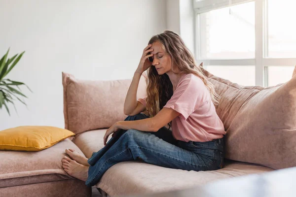 Rozrušená Smutná Žena Přemýšlí Problému Sedí Sama Doma Gauči Psychologický — Stock fotografie