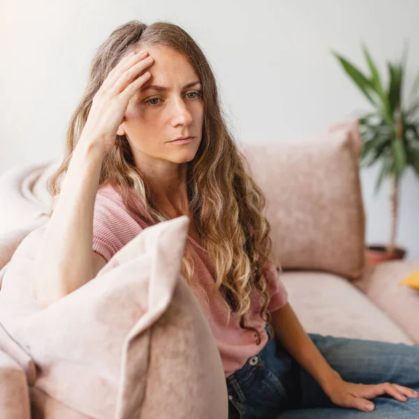 Rozrušená Smutná Žena Přemýšlí Problému Sedí Sama Doma Gauči Psychologický — Stock fotografie