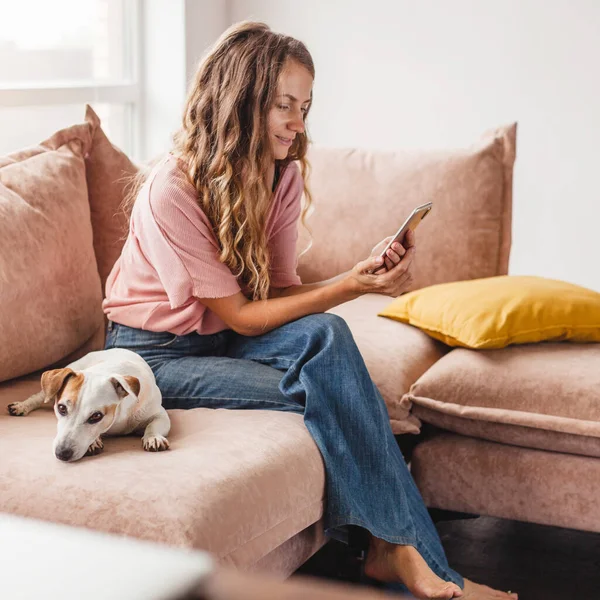 Gelukkig Casual Mooie Vrouw Praten Een Mobiele Telefoon Zitten Een — Stockfoto