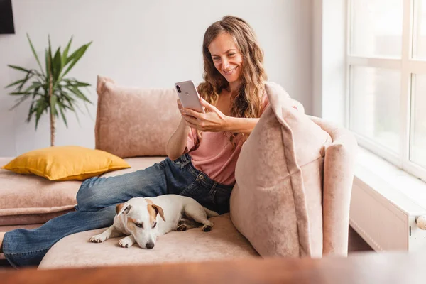 Boldog Alkalmi Gyönyörű Beszél Egy Mobiltelefonon Egy Kanapén Otthon Vonzó — Stock Fotó