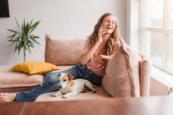 Feliz Mujer Hermosa Casual Está Hablando Teléfono Móvil Sentado Sofá — Foto de Stock