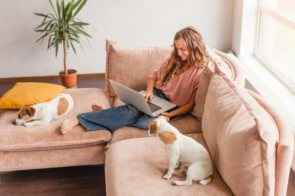 Gelukkig Jong Vrouw Casual Kleding Met Behulp Van Laptop Glimlachen — Stockfoto