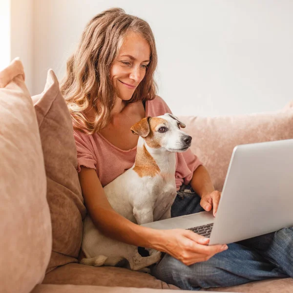 Jovem Mulher Está Usando Laptop Para Conversa Remota Com Amigos — Fotografia de Stock