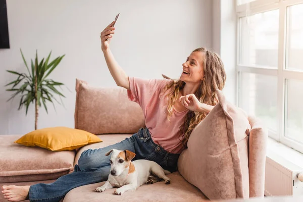 Happy Casual Beautiful Woman Talking Mobile Phone Sitting Sofa Home — 스톡 사진