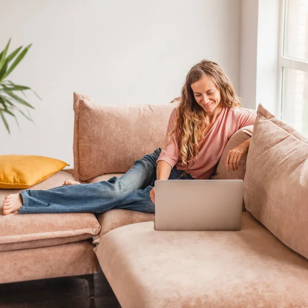 Jonge Vrouw Gebruikt Laptop Voor Gesprekken Afstand Met Vrienden Grappig — Stockfoto