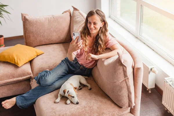 Happy Casual Beautiful Woman Talking Mobile Phone Sitting Sofa Home — Stockfoto