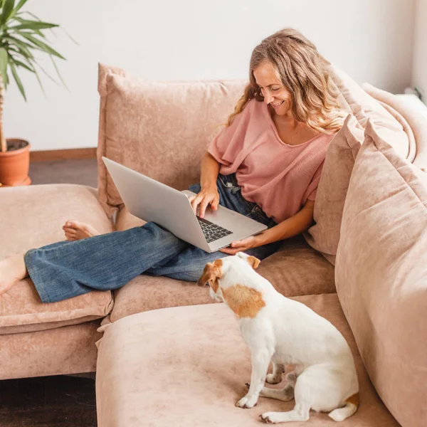 Jonge Vrouw Gebruikt Laptop Voor Gesprekken Afstand Met Vrienden Grappig — Stockfoto