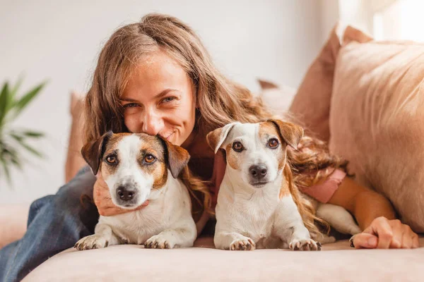 Chica Feliz Con Perro Está Descansando Casa Sofá Mujer Sonriente —  Fotos de Stock