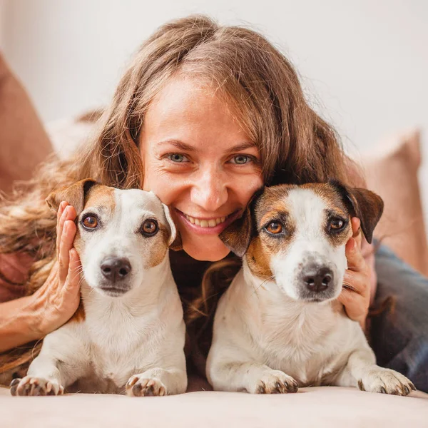 Chica Feliz Abrazando Perros Mujer Descansando Casa Sofá Marrón Mujer —  Fotos de Stock