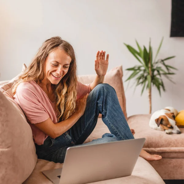 Jong Gelukkig Leuk Vriendelijke Vrouw Liggend Bruin Bank Indoor Appartement — Stockfoto