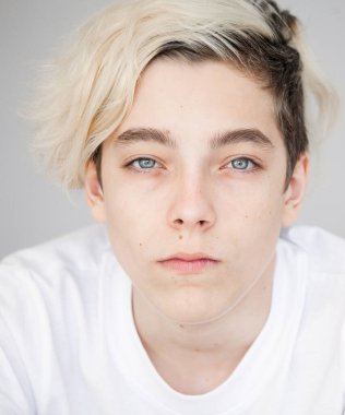 Stüdyodaki genç. Sarışın, gülümseyen erkek.