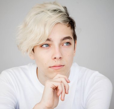 Stüdyoda mutlu gençler. Sarışın, gülümseyen erkek.