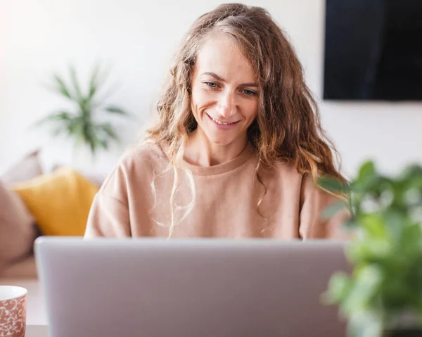 Joven Alegre Feliz Positivo Lindo Hermosa Mujer Negocios Sentarse Interior —  Fotos de Stock