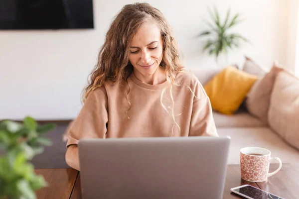 Fiatal Vidám Boldog Pozitív Aranyos Szép Üzleti Otthon Laptop Segítségével — Stock Fotó