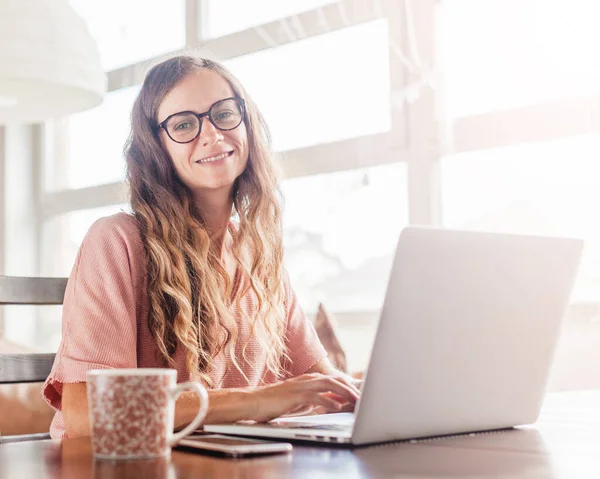 Gelukkige Jonge Vrouw Werken Met Laptop Thuis Aantrekkelijke Jonge Vrouwelijke — Stockfoto