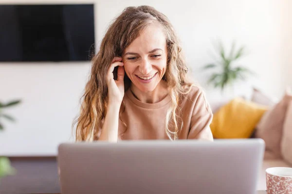 Rindo Feliz Casual Bela Mulher Trabalhando Laptop Casa Sorrindo Freelancer — Fotografia de Stock