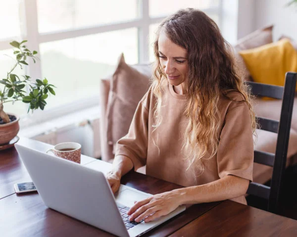 Felice Giovane Donna Guardando Schermo Del Computer Portatile Leggendo Buone — Foto Stock