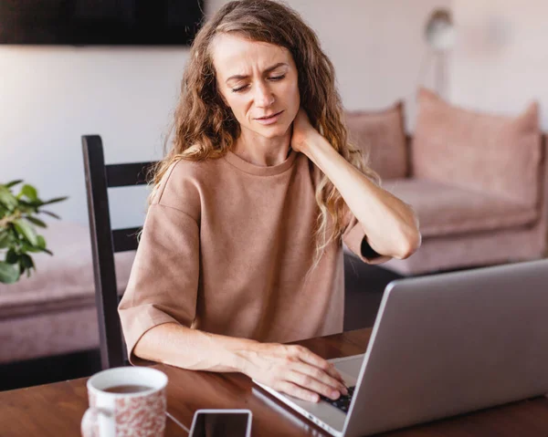 Jonge Vrouw Die Lijden Aan Nekpijn Thuis — Stockfoto