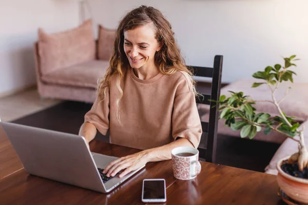 Mosolygó Fiatal Nézi Laptop Képernyőn Olvasás Hír Üzenetben Videó Nézése — Stock Fotó