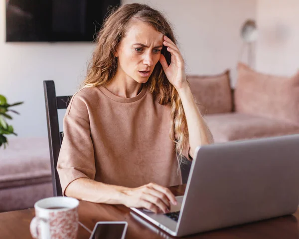 Jovem Estressada Deprimida Por Problemas Financeiros Sentada Sala Estar Triste — Fotografia de Stock