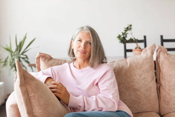 Ritratto Felice Donna Sana Mezza Età Seduta Comodo Divano Casa — Foto Stock