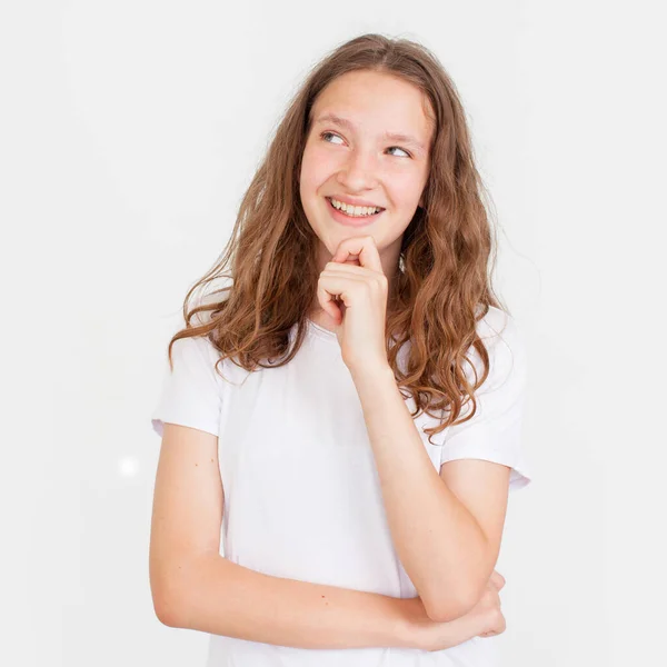 Retrato Jovem Bonita Menina Alegre Bonito Sorrindo Olhando Para Fundo — Fotografia de Stock