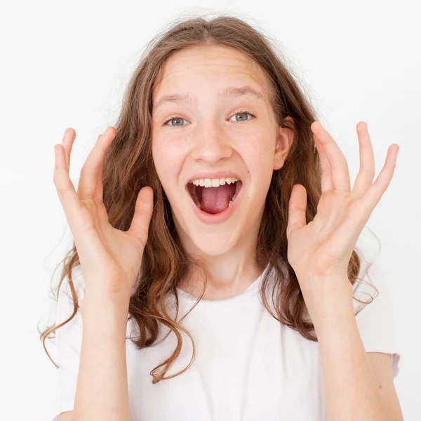 Vrolijk Gelukkig Jong Mooi Meisje Kijken Camera Glimlachend Witte Achtergrond — Stockfoto