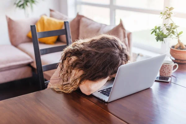 Infelice Triste Femminile Sentirsi Senza Speranza Gestione Del Bilancio Mensile — Foto Stock