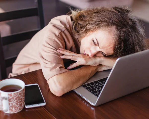 Mujer Triste Infeliz Sintiéndose Desesperada Manejando Presupuesto Mensual Concepto Bancarrota — Foto de Stock