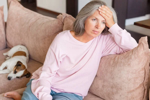 Depresyondaki Olgun Kadın Evdeki Kanepede Oturuyor Stresli Orta Yaşlı Kadın — Stok fotoğraf