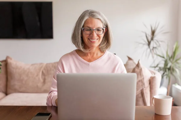 Mujer Mayor Mediana Edad Feliz Sentada Mesa Casa Trabajando Con —  Fotos de Stock