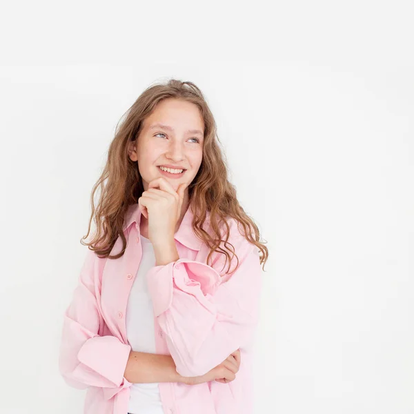 Niña Cariñosa Con Sonrisa Feliz Gire Cabeza Hacia Lado Pie —  Fotos de Stock