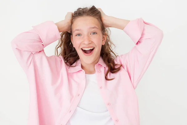 Natuurlijk Verrast Jong Meisje Met Een Vrolijke Glimlach Draai Hoofd — Stockfoto