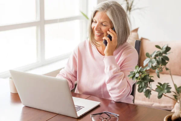 Sonriente Mujer Casual Mediana Edad Pelo Gris Utilizando Ordenador Portátil —  Fotos de Stock