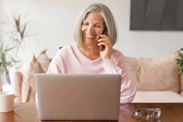 Retrato Una Hermosa Mujer Mediana Edad Feliz Sentada Escritorio Casa —  Fotos de Stock