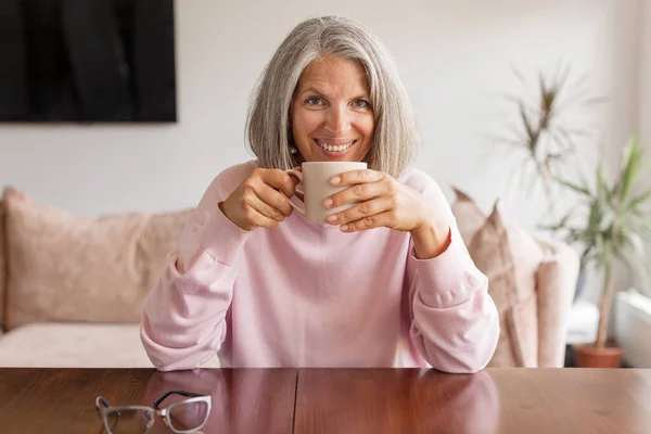 Rustige Vredige Vrouw Van Middelbare Leeftijd Met Grijs Haar Neemt — Stockfoto