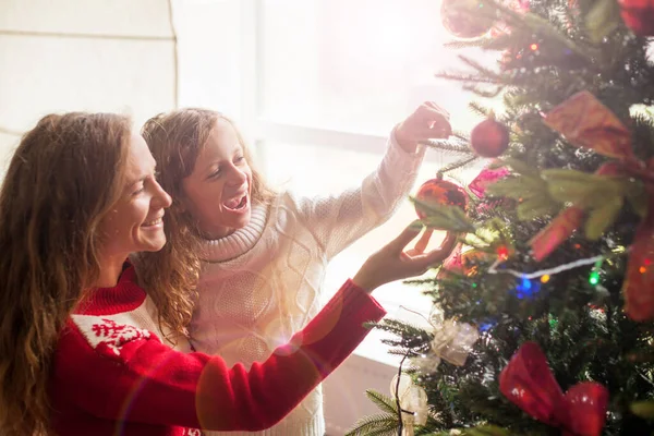 Anne Kızı Noel Ağacını Süslüyor Evde Mutlu Bir Aile — Stok fotoğraf