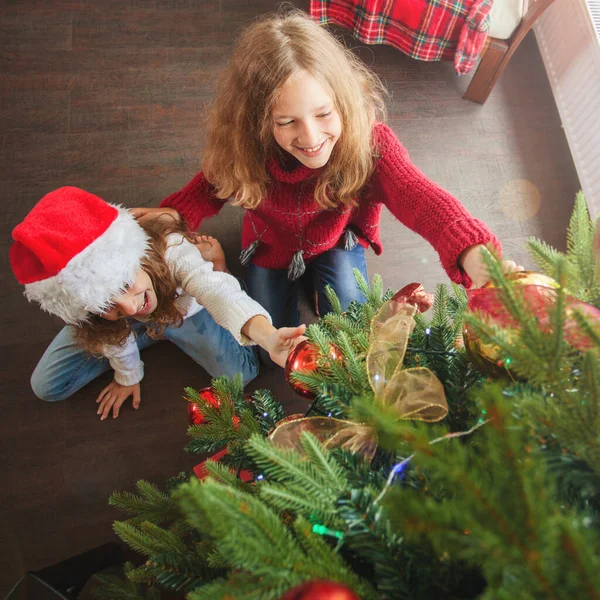 Παιδική Διακόσμηση Χριστουγεννιάτικο Δέντρο Κοριτσάκι Στο Σπίτι Ευτυχισμένο Νέο Έτος — Φωτογραφία Αρχείου