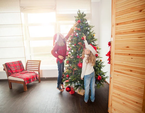 Árbol Navidad Decoración Infantil Niña Casa Feliz Año Nuevo —  Fotos de Stock