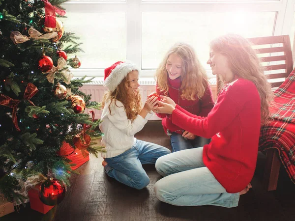Árbol Navidad Decoración Familiar Niño Con Madre Sombrero Navidad Casa —  Fotos de Stock