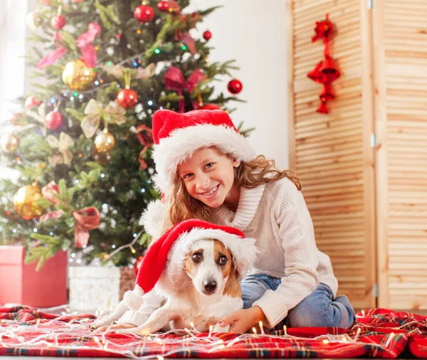 Noel Ağacının Yanında Köpeği Olan Bir Çocuk Mutlu Noeller Yeni — Stok fotoğraf