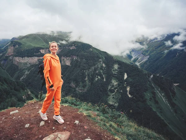 Uomo Cima Alla Montagna Donna Turista Con Zaino Montagna — Foto Stock