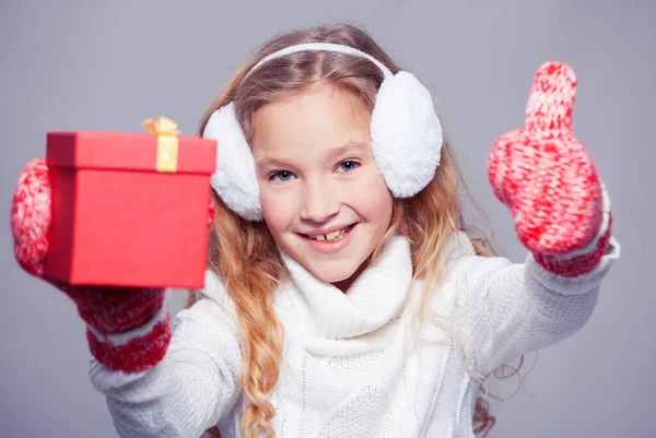 Menina Roupas Inverno Criança Feliz Com Presente Estúdio — Fotografia de Stock