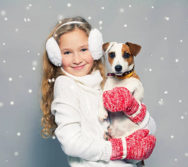 穿着冬衣带着狗的女孩 快乐的孩子工作室拍摄 — 图库照片