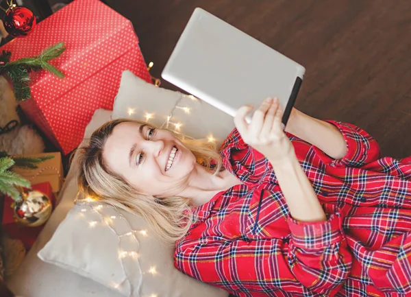 Frau Steht Mit Tablet Vor Weihnachtsbaum Wohnzimmer — Stockfoto