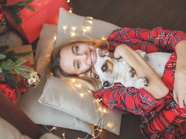 Glückliche Frau Mit Hund Auf Weihnachtsbaum Hintergrund Weiblich Hause — Stockfoto